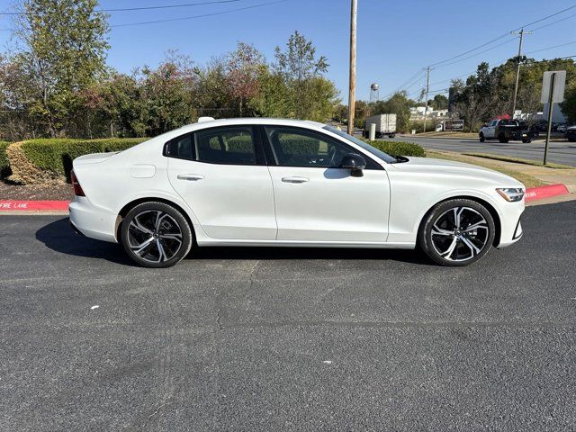 2024 Volvo S60 Plus Dark Theme