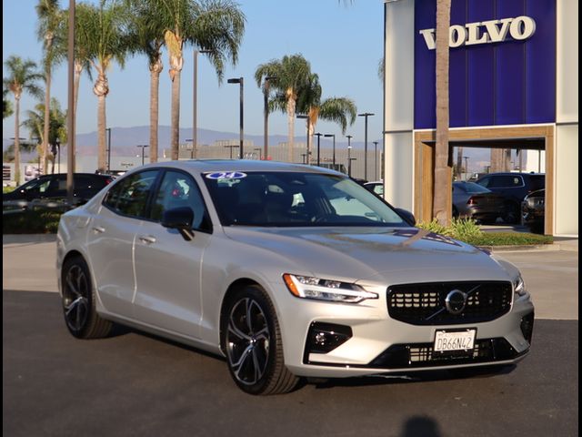 2024 Volvo S60 Plus Dark Theme