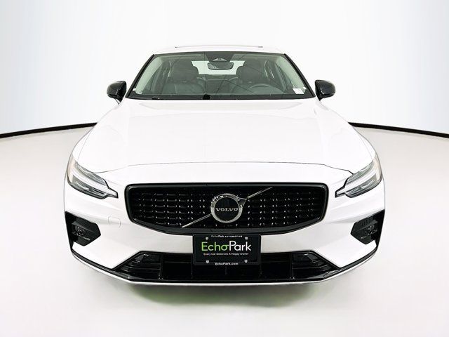 2024 Volvo S60 Core Dark Theme