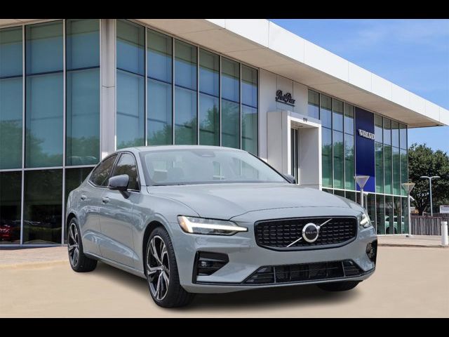 2024 Volvo S60 Core Dark Theme