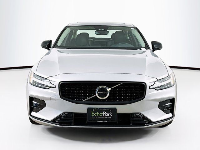 2024 Volvo S60 Core Dark Theme