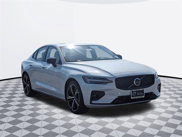 2024 Volvo S60 Core Dark Theme