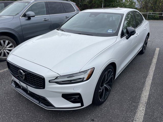 2024 Volvo S60 Core Dark Theme