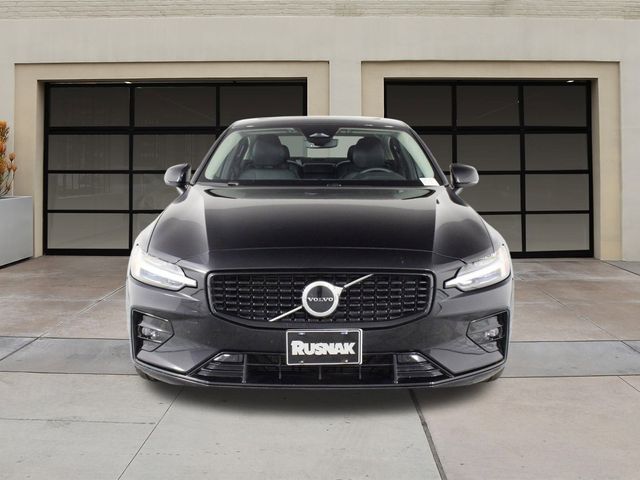 2024 Volvo S60 Core Dark Theme