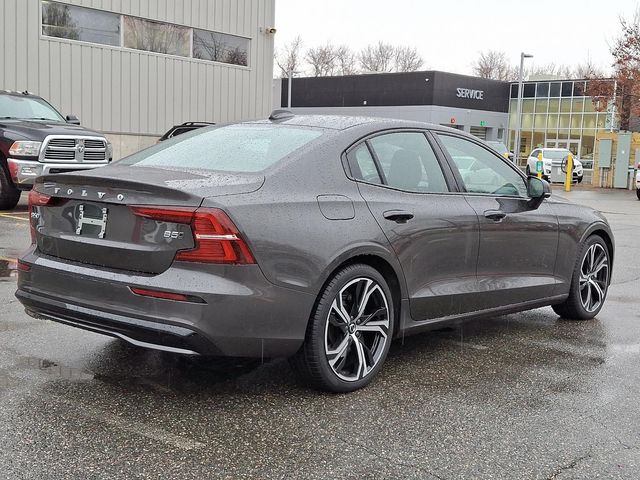 2024 Volvo S60 Core Dark Theme