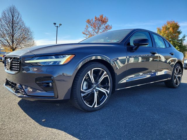 2024 Volvo S60 Core Dark Theme