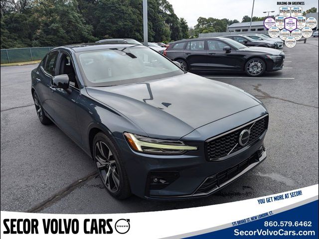 2024 Volvo S60 Core Dark Theme