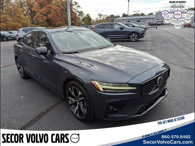 2024 Volvo S60 Core Dark Theme