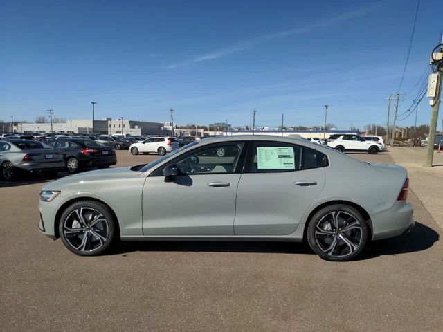 2024 Volvo S60 Core Dark Theme