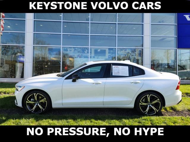 2024 Volvo S60 Core Dark Theme