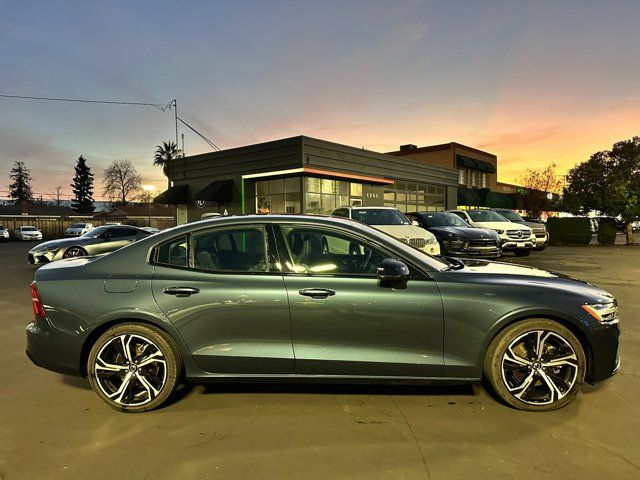 2024 Volvo S60 Core Dark Theme