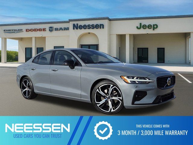 2024 Volvo S60 Core Dark Theme