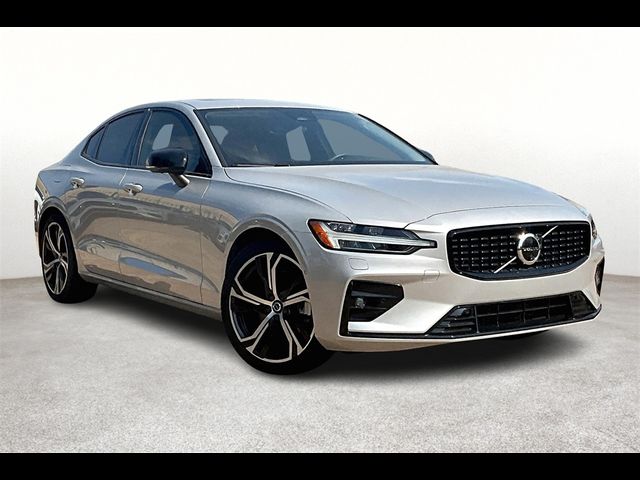 2024 Volvo S60 Plus Dark Theme