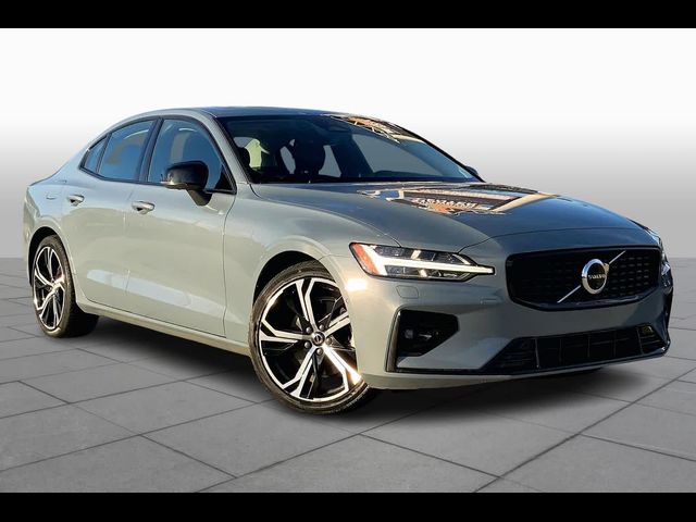 2024 Volvo S60 Plus Dark Theme