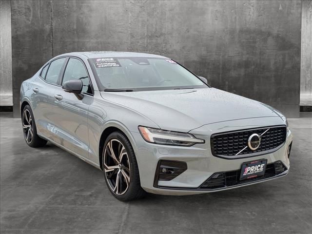 2024 Volvo S60 Plus Dark Theme