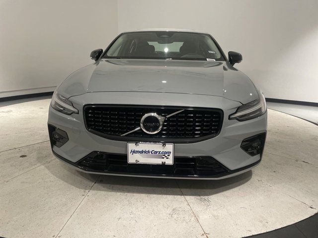 2024 Volvo S60 Plus Dark Theme