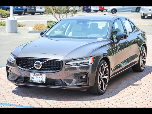 2024 Volvo S60 Plus Dark Theme