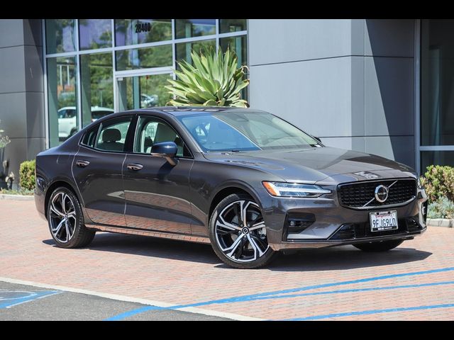 2024 Volvo S60 Plus Dark Theme