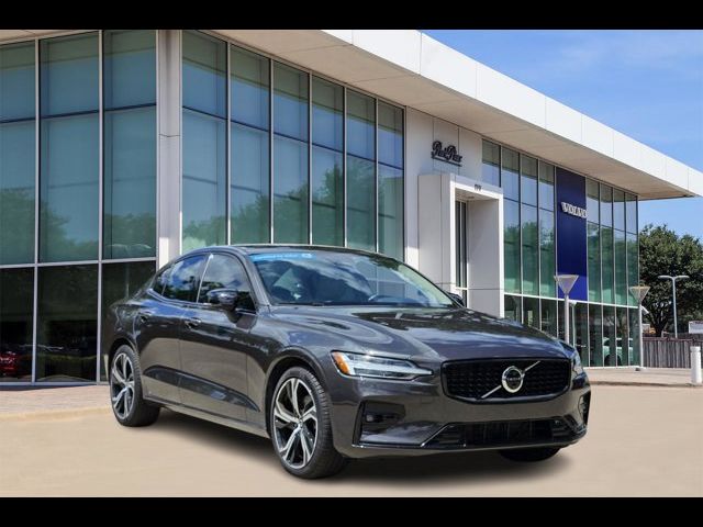 2024 Volvo S60 Plus Dark Theme