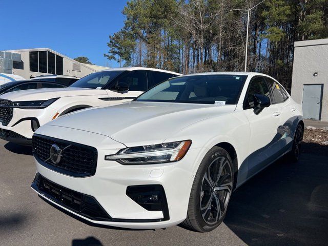 2024 Volvo S60 Plus Dark Theme