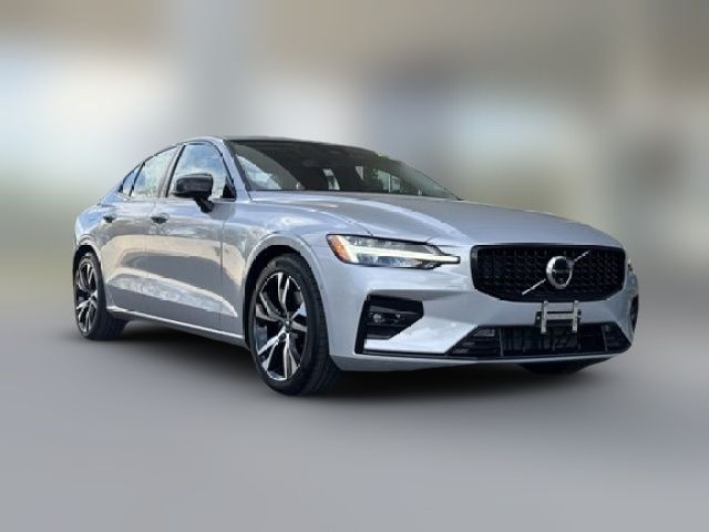 2024 Volvo S60 Plus Dark Theme