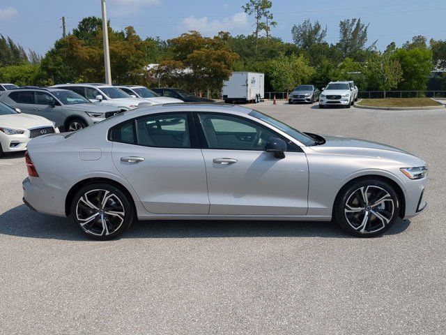 2024 Volvo S60 Plus Dark Theme