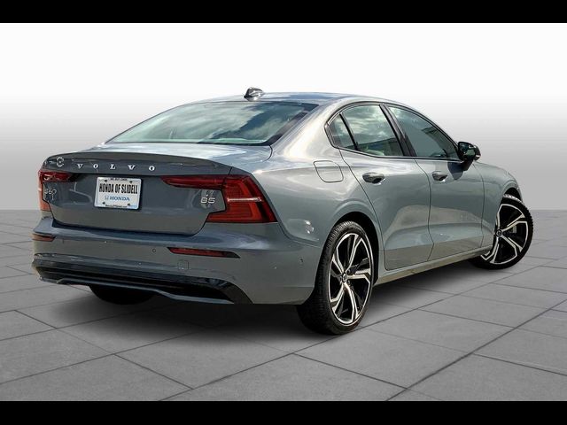 2024 Volvo S60 Plus Dark Theme