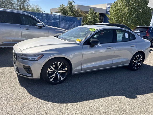 2024 Volvo S60 Plus Dark Theme