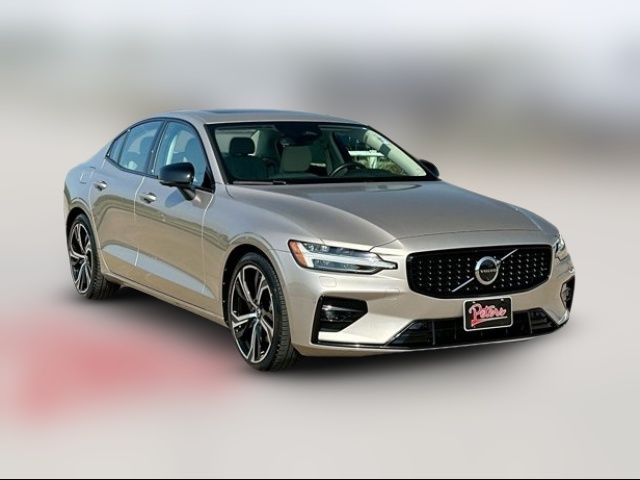 2024 Volvo S60 Plus Dark Theme