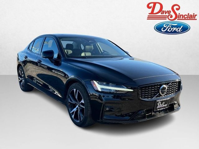 2024 Volvo S60 Plus Dark Theme