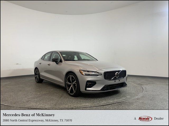 2024 Volvo S60 Plus Dark Theme