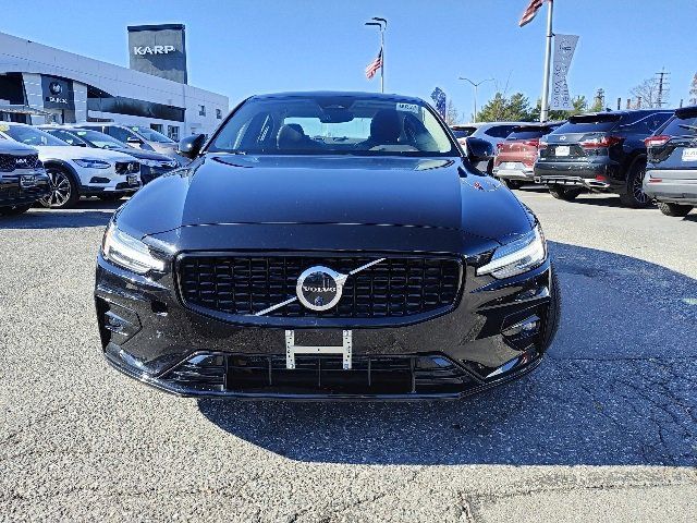 2024 Volvo S60 Plus Dark Theme