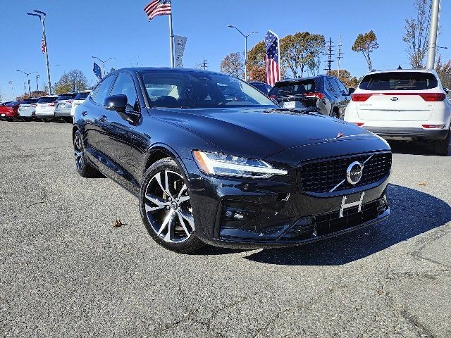 2024 Volvo S60 Plus Dark Theme