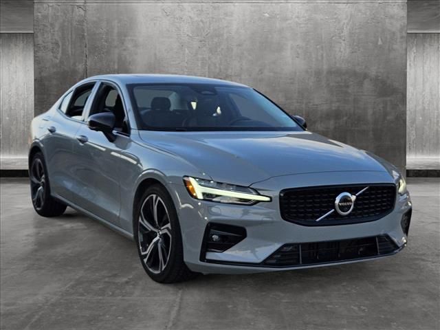 2024 Volvo S60 Plus Dark Theme