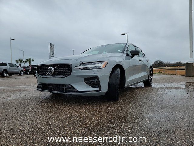 2024 Volvo S60 Plus Dark Theme