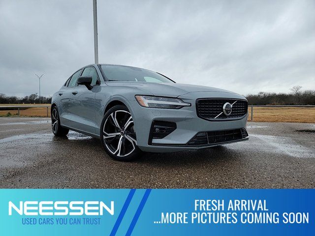 2024 Volvo S60 Plus Dark Theme