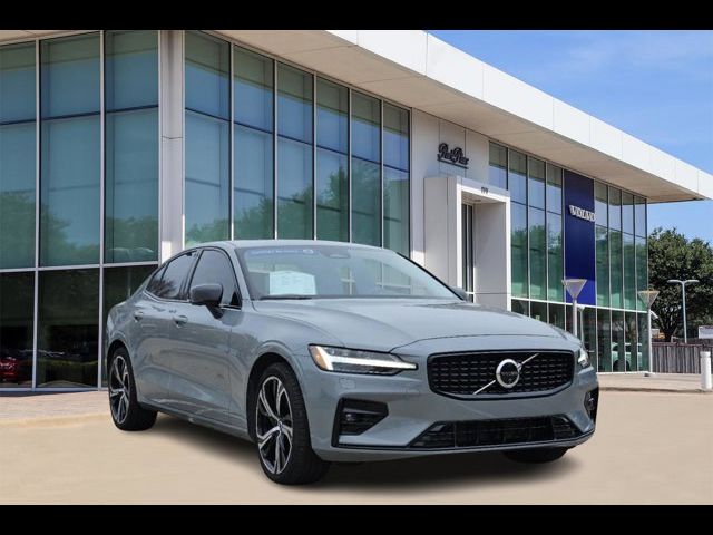 2024 Volvo S60 Plus Dark Theme