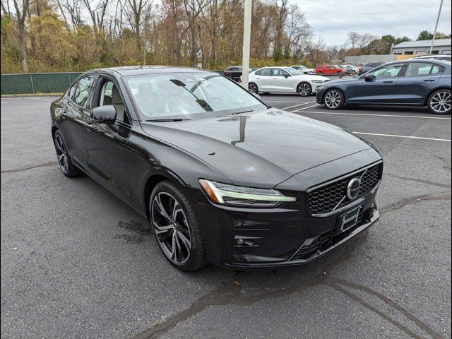 2024 Volvo S60 Plus Dark Theme