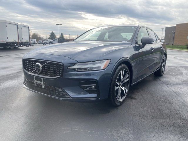 2024 Volvo S60 Plus Dark Theme