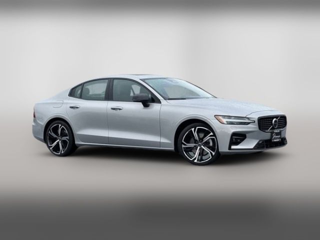 2024 Volvo S60 Plus Dark Theme