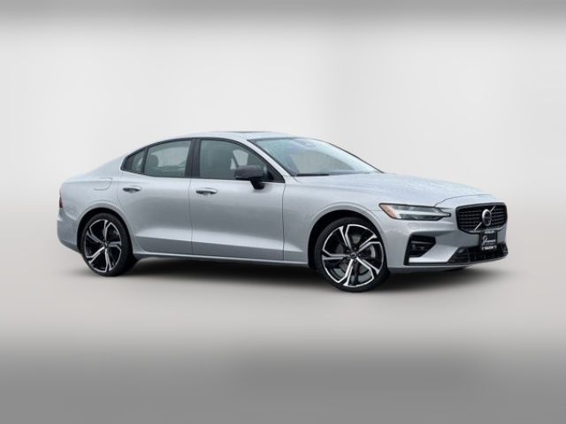 2024 Volvo S60 Plus Dark Theme