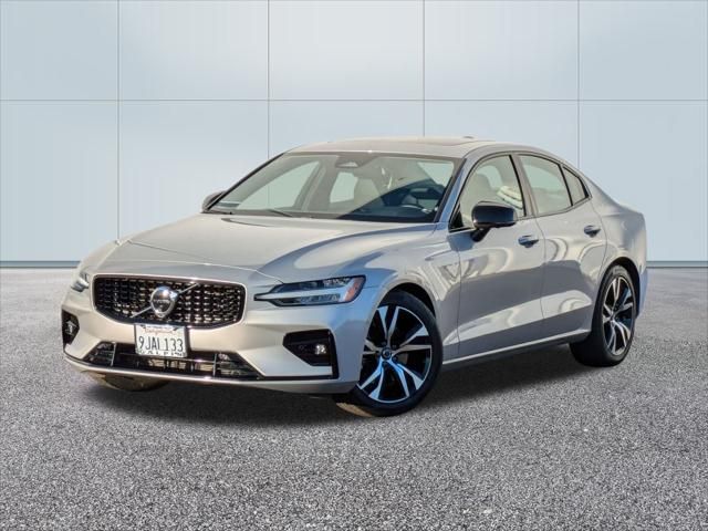 2024 Volvo S60 Plus Dark Theme