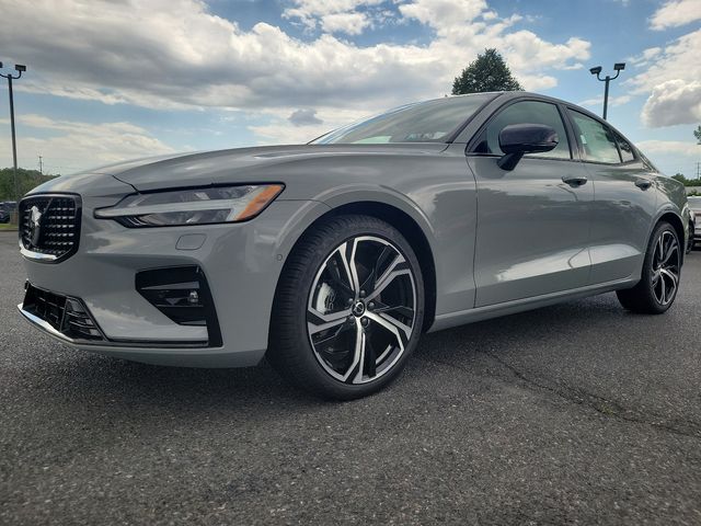 2024 Volvo S60 Plus Dark Theme