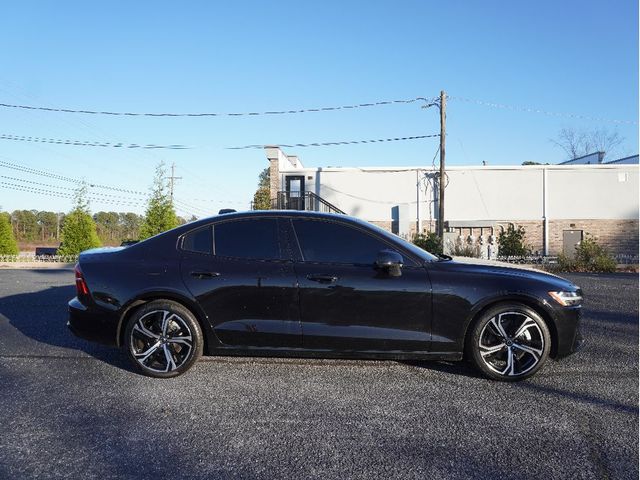 2024 Volvo S60 Plus Dark Theme