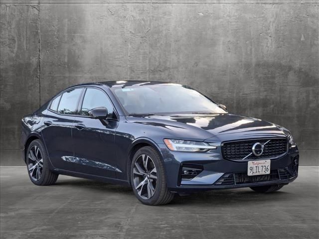 2024 Volvo S60 Plus Dark Theme