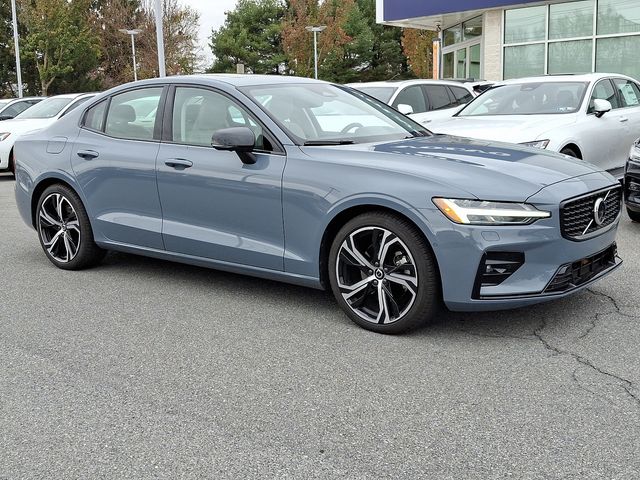 2024 Volvo S60 Plus Dark Theme