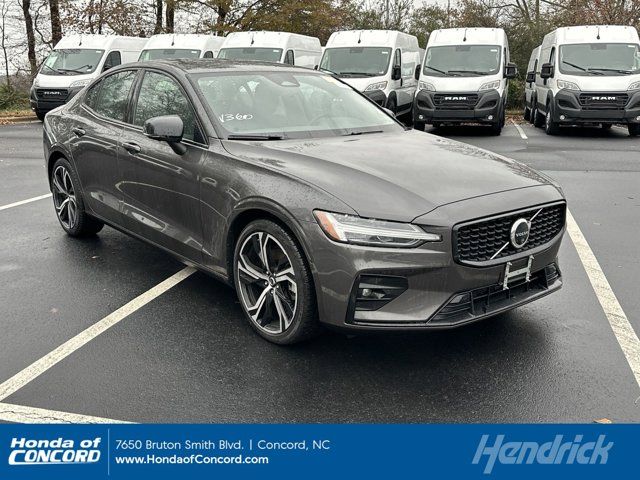 2024 Volvo S60 Plus Dark Theme