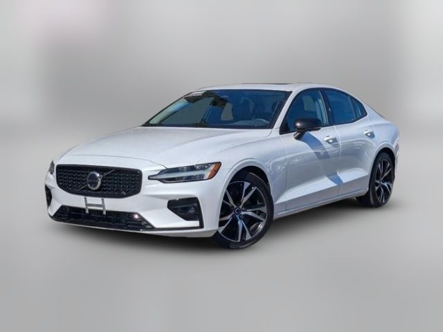 2024 Volvo S60 Plus Dark Theme