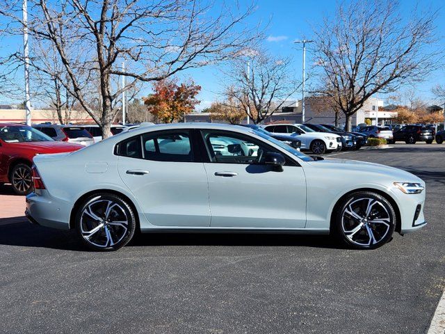 2024 Volvo S60 Plus Dark Theme