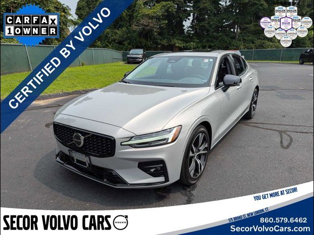 2024 Volvo S60 Plus Dark Theme